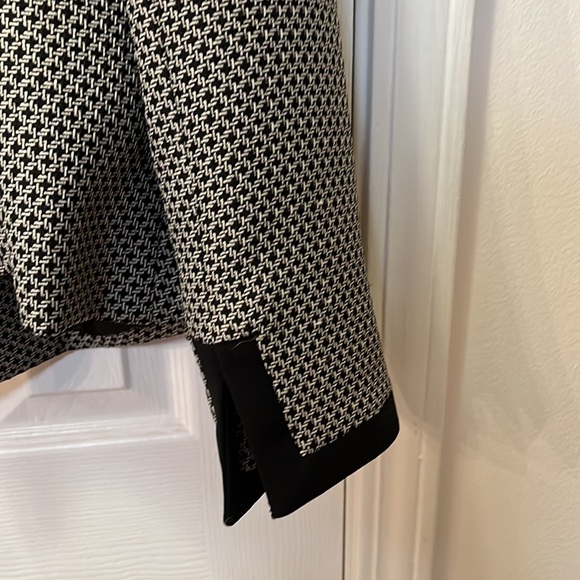 Evan Picone suit black and beige lined, vented sleeves - Picture 10 of 11